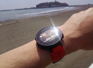 鎌倉の山道を軽く走って江ノ島へ。心拍数95。ゴールしたばかりなので胸がはずむ