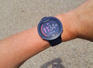 強烈な日差しでも視認性の高いディスプレイ。差し色は設定で変更できる