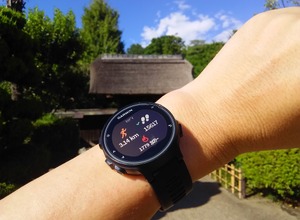 215x180ピクセルのカラーディスプレイ。サイズは直径31.1mm