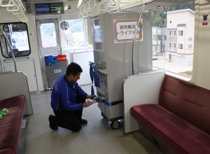 北越急行と佐川急便は「貨客混載事業」のトライアルを実施。ほくほく線の旅客車両に荷物カーゴを搭載して六日町～うらがわら間を走った。