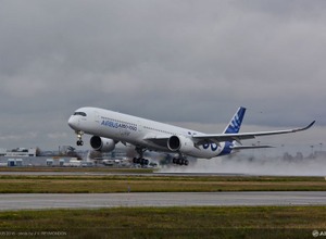 エアバスA350-1000初号機の初飛行