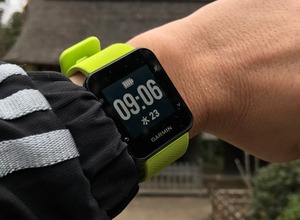 モノクロディスプレーのシンプルなデジタル表示画面。アナログ表示にもできる