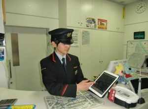 iPadで利用者への案内を行っている駅員のイメージ。12月20日から本格的に導入される。