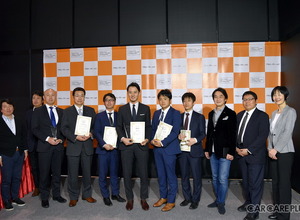 ATTTアワード各賞受賞者と選考委員会メンバー。いずれも先進技術を駆使した有用なサービスだ