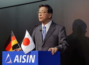 アイシングループを代表し、フランクフルトモーターショー会場で事業報告をするアイシン精機の伊原保守社長