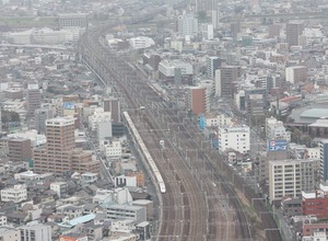 JR本州3社は海底観測網データを活用して地震の早期検知と列車の緊急停止にかかる時間の短縮を目指す。写真はJR東海の新幹線。