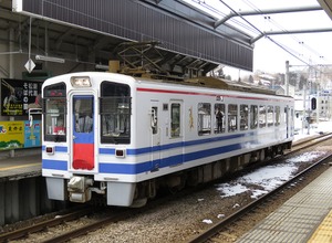 まつだい駅で発車を待つほくほく線の普通列車。松代工務区（右奥）で除雪体験が行われる。