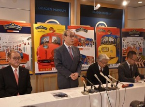 「チャギントン電車」の運行を発表する岡山電気軌道の小嶋光信社長。右隣はデザインと監修を担当する水戸岡鋭治氏。