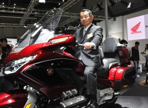 東京モーターサイクルショーを初めて訪れた塩谷立文科相（23日、東京都江東区）