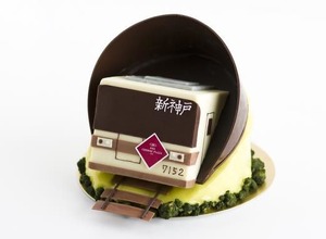 とてもチョコレートでできているとは思えないほど精巧な「電車」。ケーキのサイズは、直径約12cm×高さ約13cm。