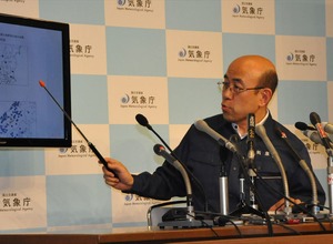 長野県北部の地震について解説する尾崎友亮地震情報企画官（26日・気象庁）