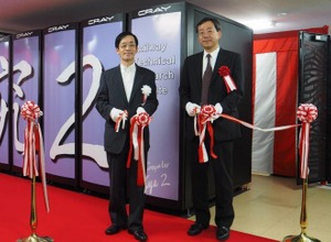 クレイ・ジャパン・インクの中野守社長（右）とともに、クレイ社製の新しいスーパーコンピュータの前でテープカットを行なう鉄道総研の熊谷則道理事長（左）。