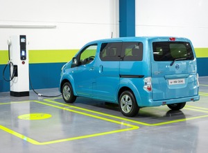 CHAdeM0で給電する日産e-NV200