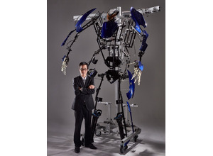 動作拡大型スーツ「スケルトニクス」