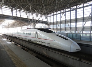 九州新幹線の乗務員には、車掌へスマートフォン（iPhone 8 plus）が、運転士へタブレット端末（iPad）が導入され、10月から使用を開始する。
