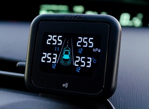 バスクが発売したタイヤ空気圧モニタリングシステムの新製品「エアセーフ AS-SV2」（レシーバー部分）