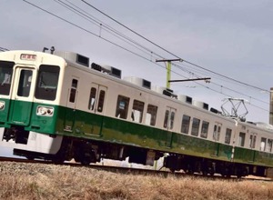 アイボリーとグリーンのツートンカラーとなった700形。