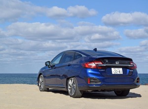 ホンダ クラリティPHEV。鳥取のハワイ（羽合）海水浴場にて。