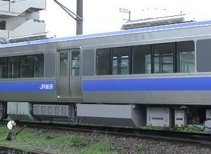 完成した2両編成の新型燃料電池ハイブリッド試験電車。旧型と比べて編成出力は230kW、燃料電池出力は50kWアップしており、起動加速度は1km/h/s向上。台車は旧型の駆動台車が2台中1台だったのに対して、新型では2台とも駆動台車となっている。