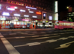 岡山電気軌道の岡山駅前停留場。ここから100mほど軌道が岡山駅方向（写真左手）に延伸される。