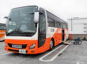 東京空港交通が導入した大型観光バス「エアロエース」エレベーター付き車両