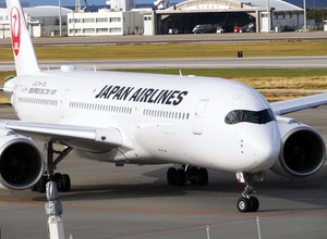 沖縄･那覇空港に到着したJALのA350-900
