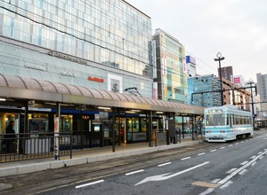 岡山電気軌道の岡山駅前停留場。ここから100mほど軌道が岡山駅方向（写真左手）に延伸される。
