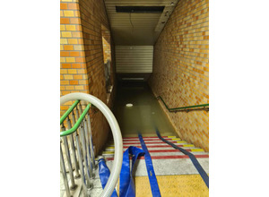 一時は地下へのアプローチが水没した北34条駅。消防が排水作業を行なっている。