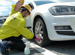 例年実施している日本自動車タイヤ協会によるタイヤ点検の様子（参考画像）