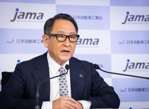 記者会見する豊田章男自工会会長
