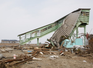 東日本大震災の津波で損壊した直後の常磐線新地駅。