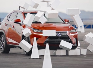 運転中に突然前が見えなくなるレクサス NX の特別改造車