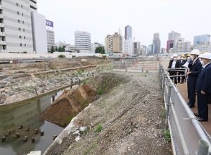 5月29日、「高輪築堤」を視察する菅首相。