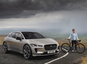 ジャガー I-PACE とオリンピック金メダリストのバーカー選手