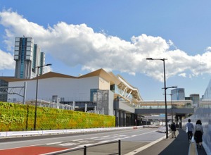 2020年12月からAIによる旅客案内システムが試験的に導入されているJR東日本の高輪ゲートウェイ駅。7者連携の実証実験には7月16日から参加する。