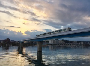 横浜市より新たな新交通システムの運行参画を要請された横浜シーサイドライン。写真は同社が運行する金沢シーサイドライン。