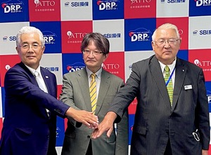 三社合同記者会見の模様