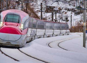 床下の大半がカバーで覆われている秋田新幹線E6系。それでも巻き込んだ雪が付着し、以前は盛岡駅で手作業による雪落としが行なわれていたが、現在は田沢湖線内の大釜駅（岩手県滝沢市）に融雪装置が置かれている。