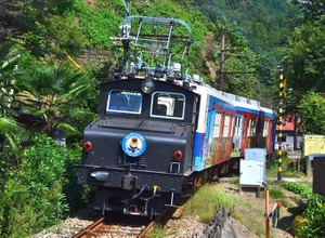 2013年頃、イベント列車を牽引していた上信電鉄のデキ1形は「上州のシーラカンス」という異名を持っていた。整備されたデキ3は部品調達ができないため本線走行が難しく、今回は電車との協調で構内運転を行なう。