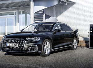 アウディ A8 60 TFSI e クワトロ 改良新型