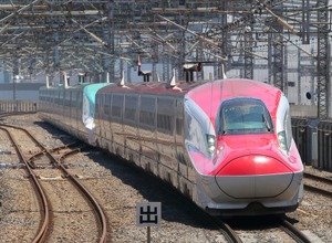 脱線したH5系（奥）とE6系（手前）の併結編成。H5系は10両編成4本しかないため、保有するJR北海道にとっては痛手だ。