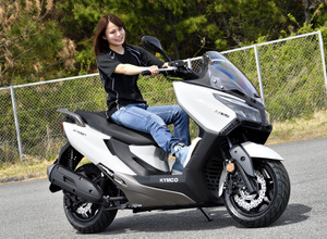 キムコ X-TOWN CT125。モデルは小鳥遊レイラさん