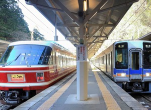 高野線の30000系指定席特急（左）と2000系の自由席特急（右）。