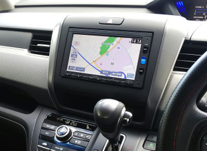 カーナビが取り付けられた車内。
