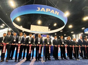 ジャパン・パビリオン前で開催されたオープニングのテープカット