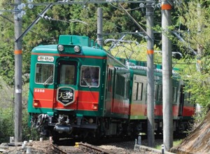 運賃値上げを視野に設備投資を進める南海では、2025年度を目標に約23億円を投じて新たな観光用特急車両の投入を計画。写真は高野線の観光列車『天空』。