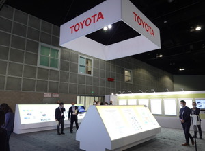第28回ITS世界会議に出展したトヨタ自動車。パネルを使い現在の取り組みを紹介した