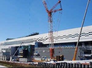1月時点の北陸新幹線敦賀駅。2月15日までには一部の仮設設備を除いて東西両面の足場が解体される。