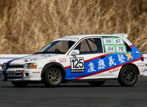カラーリングも鮮やかな慶應義塾大学のスターレット