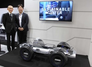 「ヤマハモータープラットフォームコンセプト」とヤマハ発動機 技術･研究本部 NV･技術戦略統括部の村松恭行氏（左）と大東淳氏（右）
